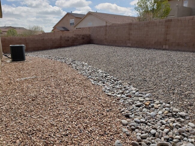 Building Photo - 3 bed 2 bath home in Huning Ranch