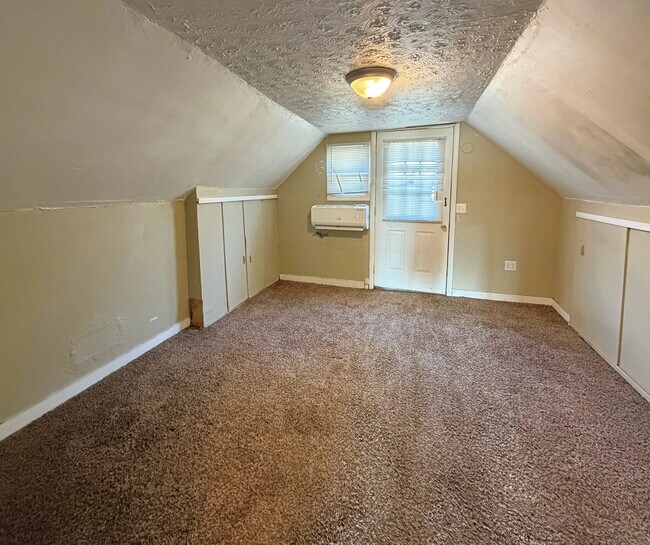 Building Photo - 1490 Indianola Ave