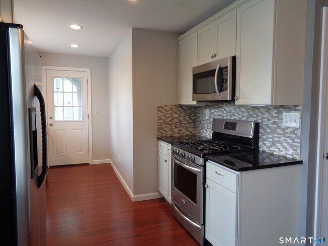 Building Photo - 15 Bradley Ave