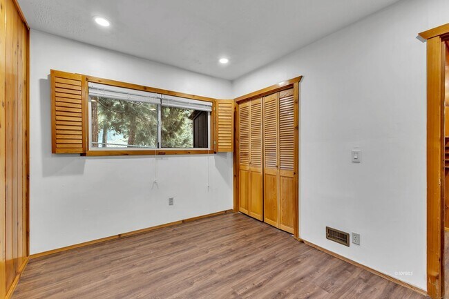 Building Photo - Mountain Lodge Home 1 Mile Away from the C...