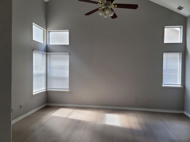 Building Photo - Oakdale Beauty