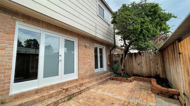 Building Photo - 403 N Post Oak Ln