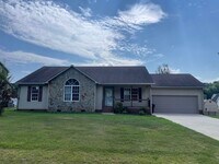 Building Photo - 3-4 Bed with 2 full baths and 2 car garage...