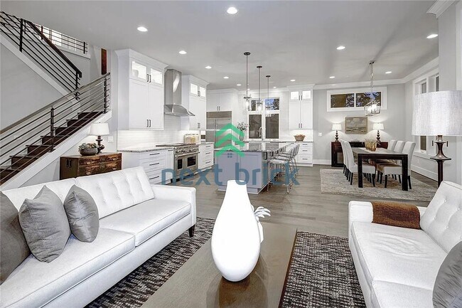 Building Photo - Luxurious 5-Bed, 5-Bath Oasis in Bellevue's Prime Location!