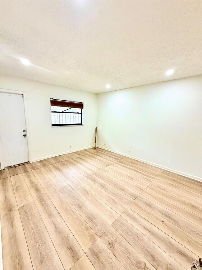 Building Photo - 5730 NW 27th Ct