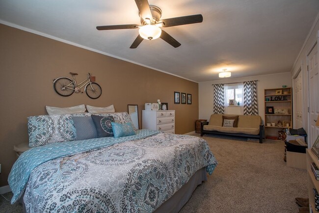 Building Photo - Charming 3-Bedroom Home on a Spacious Corn...