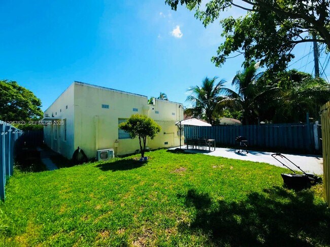 Building Photo - 1639 Hayes St