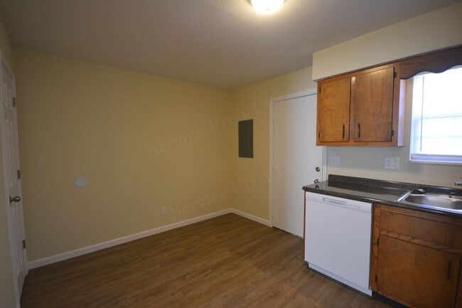 Building Photo - Northwood Hills 8 plex
