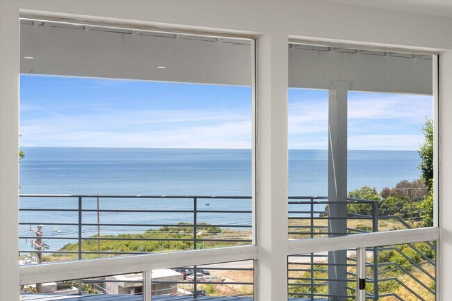 Building Photo - 4986 Puesta Del Sol