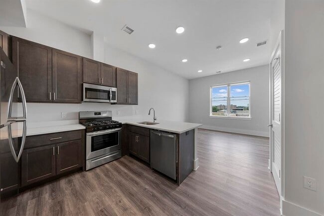 Building Photo - 660 Grand St