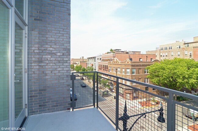 Building Photo - 1507 W Carmen Ave