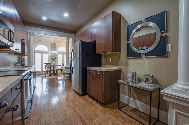 Building Photo - 612 Center St