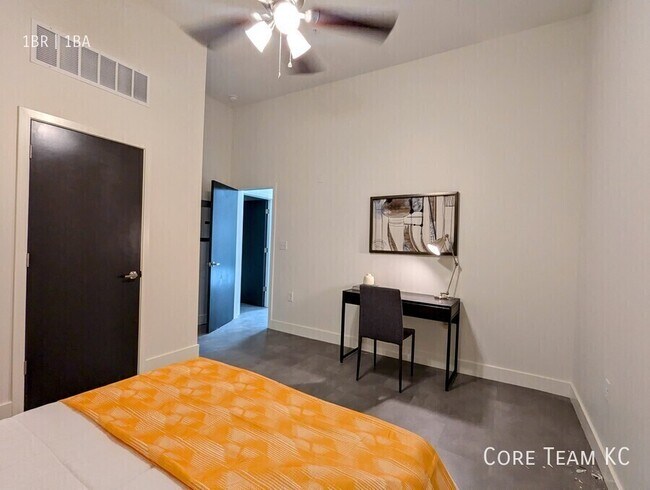 Building Photo - 3100 E Gillham Plaza