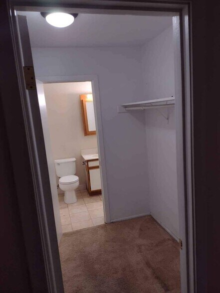 Building Photo - 1813 Hemlock Plz