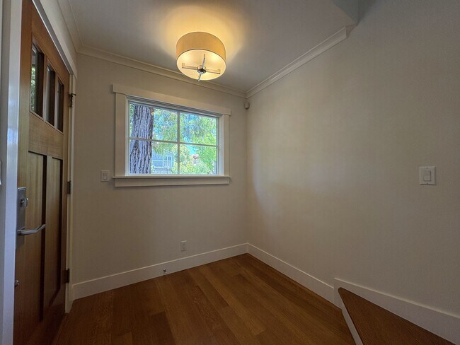 Building Photo - Spacious 5BR/3.5BA Palo Alto Home with Gourmet Kitchen & Large Backyard