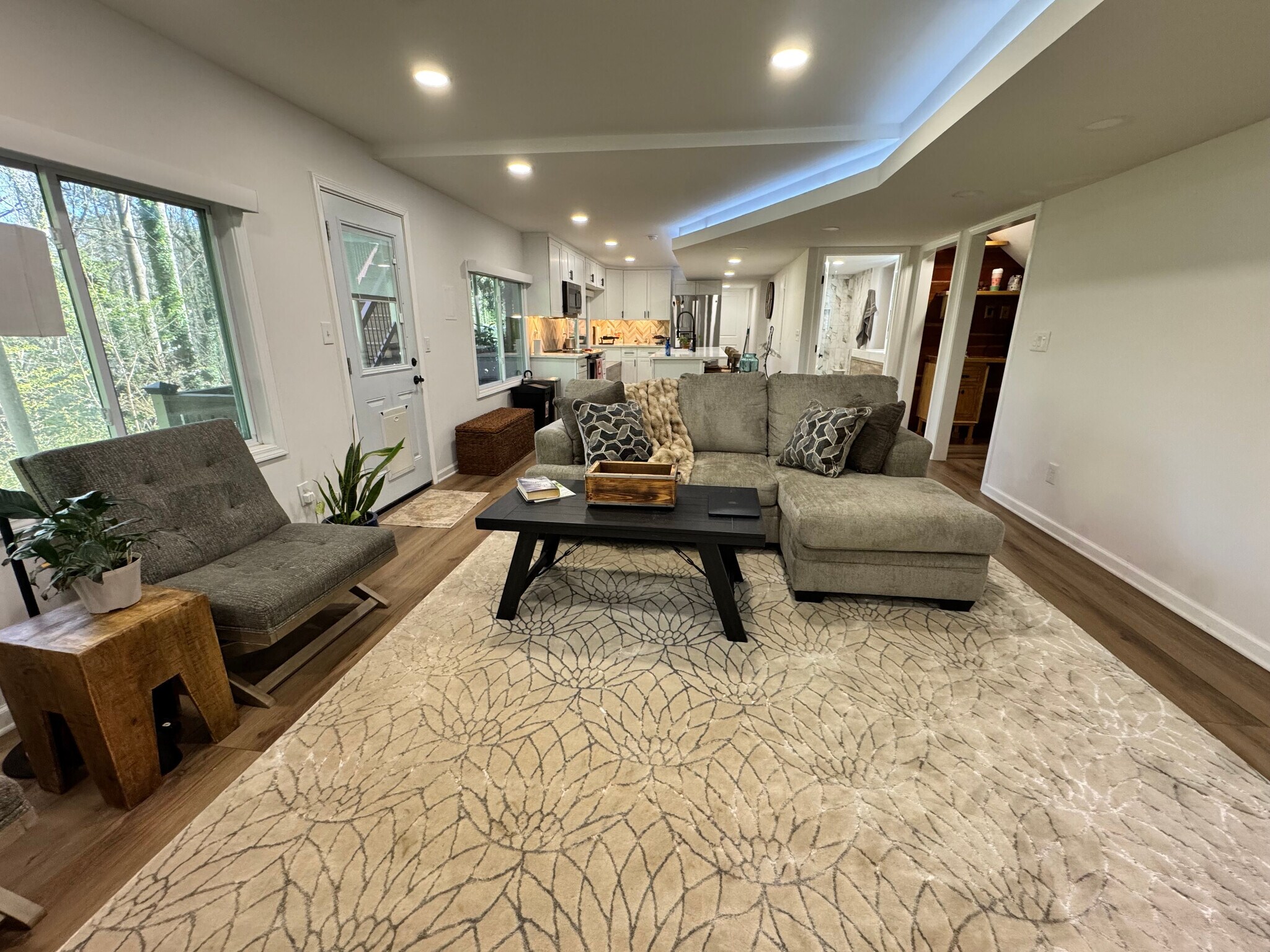 Building Photo - Room in Apartment on Wynfair Dr