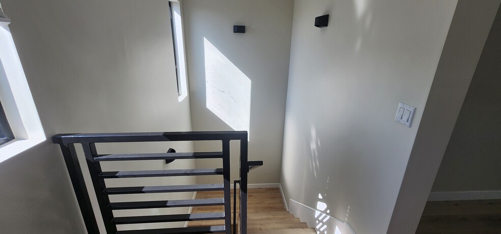 Building Photo - 5077 Pickford St