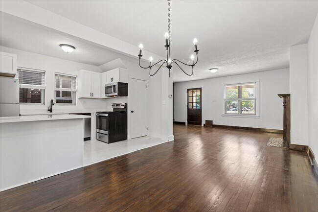 Building Photo - 2816 Clermont Ave