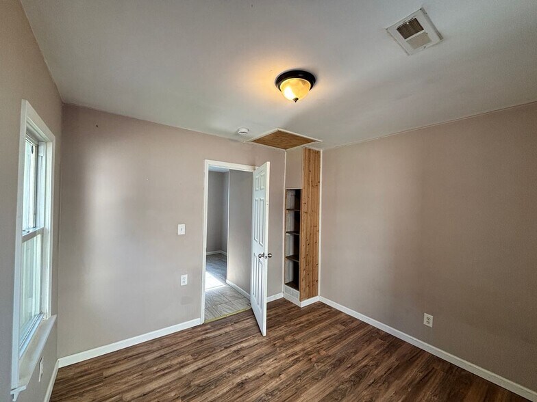 Building Photo - 7275 Chalmers Ave