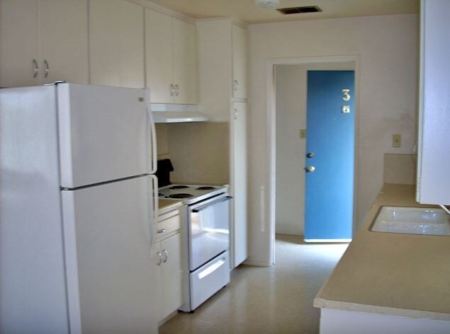Kitchen - Highland View Apartments