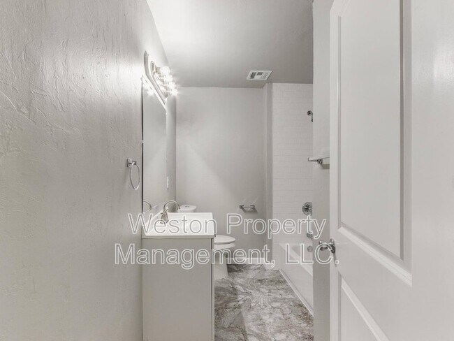 Building Photo - 721 N Louisa Ave