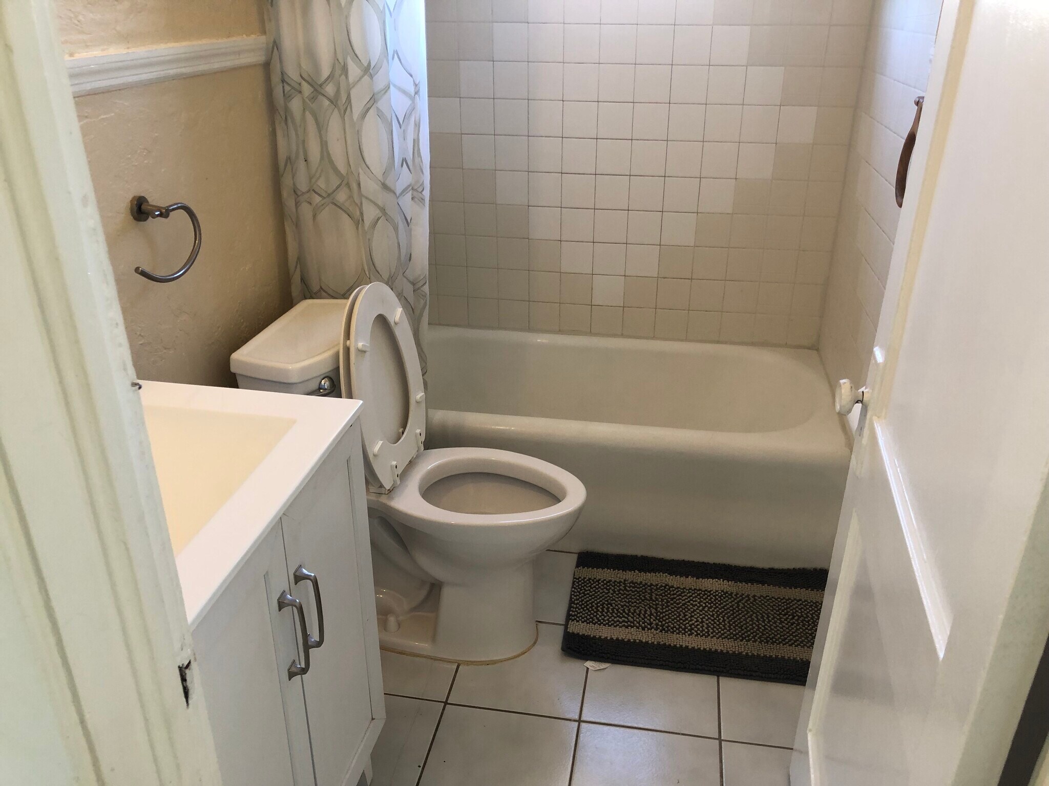 Building Photo - 418 Goodall Ave