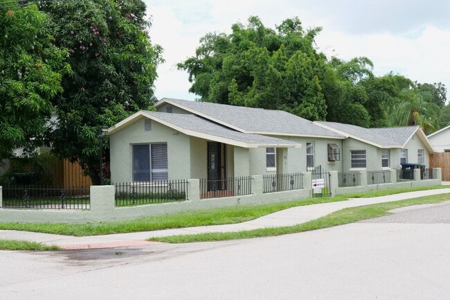 Building Photo - 3 bedroom 2 bath, corner lot