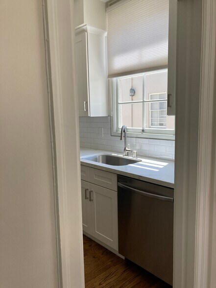 Granite counters/new cabinets/storage - 271 Wayne Ave