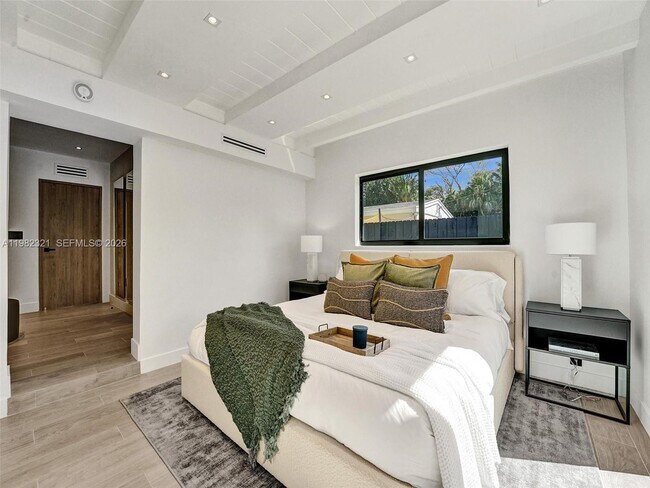 Building Photo - 2066 NE 174th St