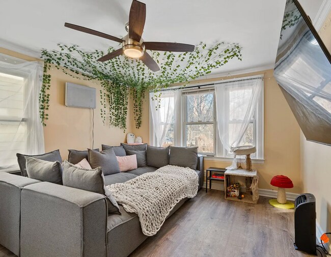 Building Photo - 2 Kitchen Home in Woodhaven