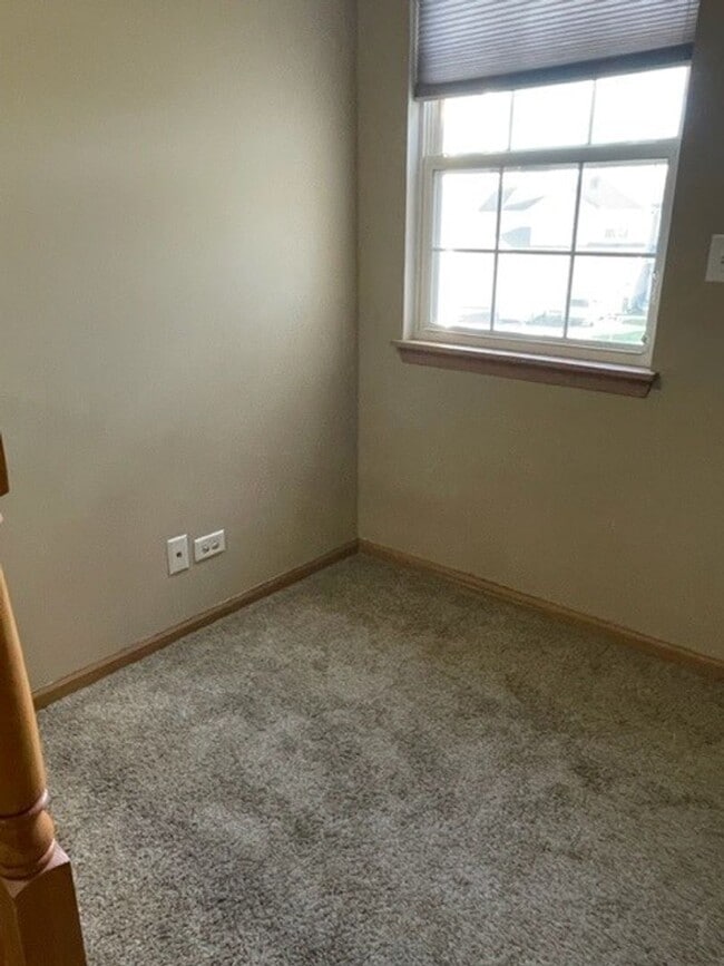 Building Photo - beautiful 2 bed 2.5 Bath spacious town home