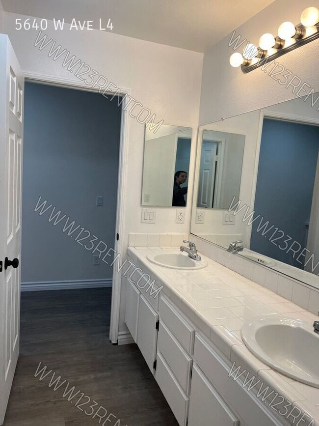 Building Photo - 5640 W Ave L4