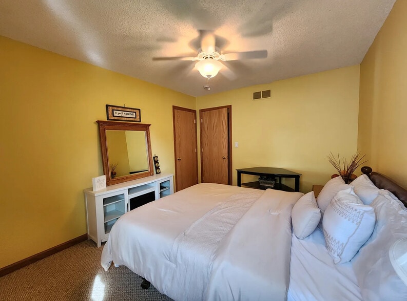 Building Photo - 210 NE 12th Street Pl