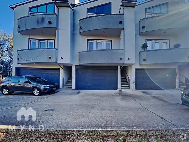 Building Photo - 2046 Tuam St