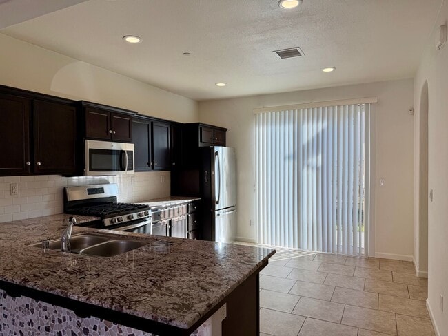 Building Photo - Beautiful 3/2.5 near Clovis East