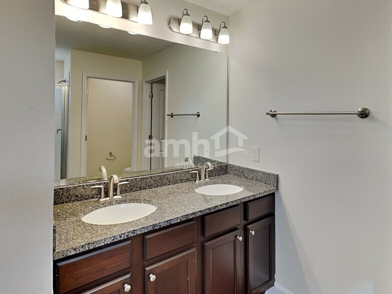 Building Photo - 2437 S Park Ave