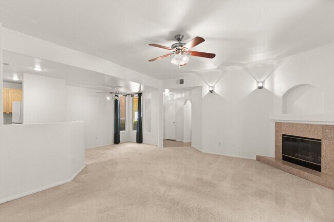 Building Photo - Beautiful 2 Bed 2 Bath ground floor condo in Guard Gated Green Valley Community. 1 Car garage!