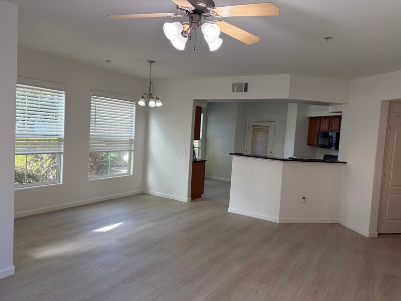 Building Photo - 5350 Dunlay Dr