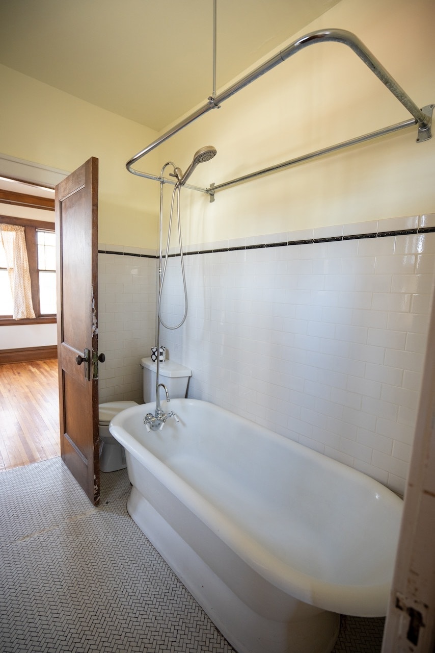 Building Photo - 707 W 44th St