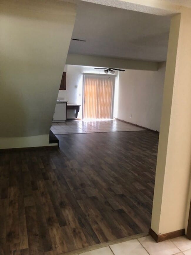 Building Photo - 203 NE Greystone Dr