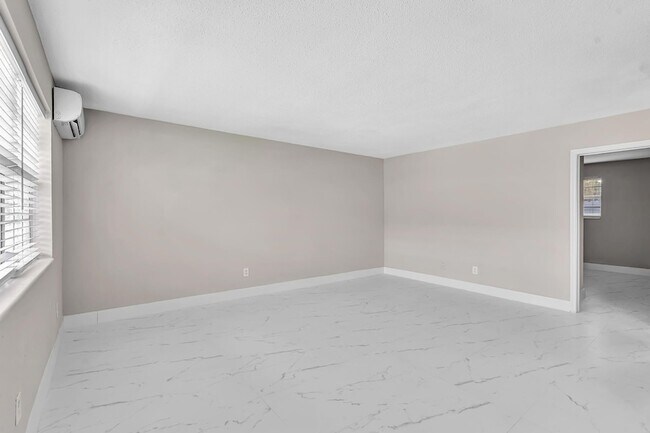 Building Photo - 626 SW 14th Ave