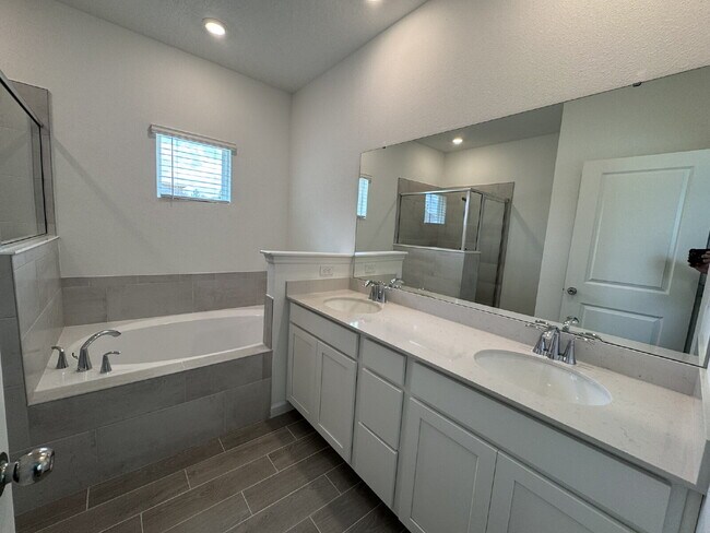 Building Photo - Modern New Construction Home in Central St...