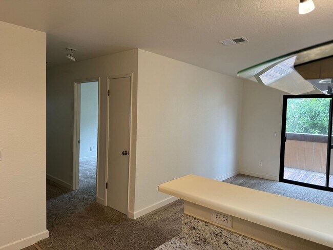 Building Photo - Adorable 2-bedroom 1 full bath and 1 car g...