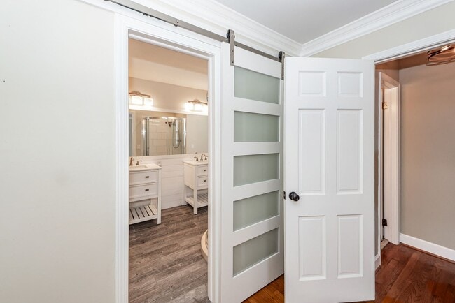 Building Photo - 6 Bedroom, 2.5 Bath House in Drayton on th...