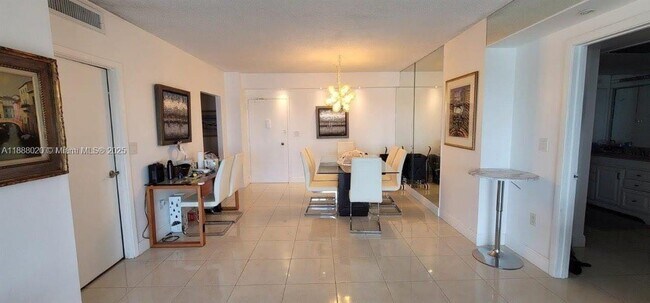 Building Photo - 500 Bayview Dr