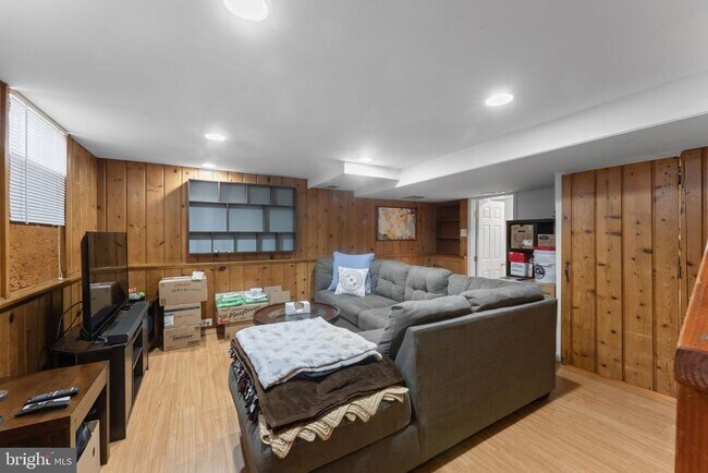 Building Photo - 5816 N Kings Hwy