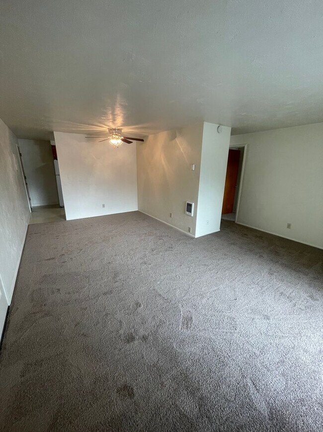 Building Photo - 32000 Pineway Rd