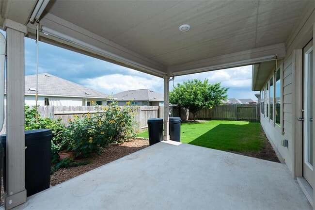 Building Photo - 216 Pearland St