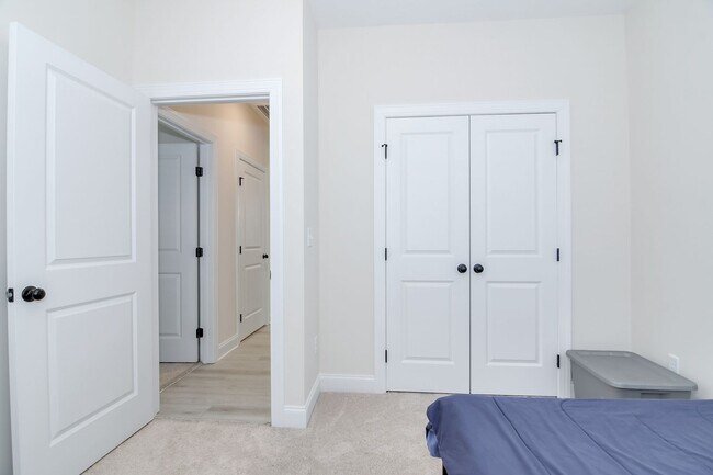 Building Photo - 3 Bedroom 2 Bathroom Ranch