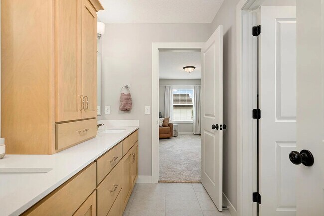 Building Photo - Absolutely stunning woodbury property for lease!